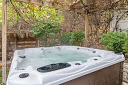 Tiki Retreat-Hot Tub-Fire Pit - Private Beach