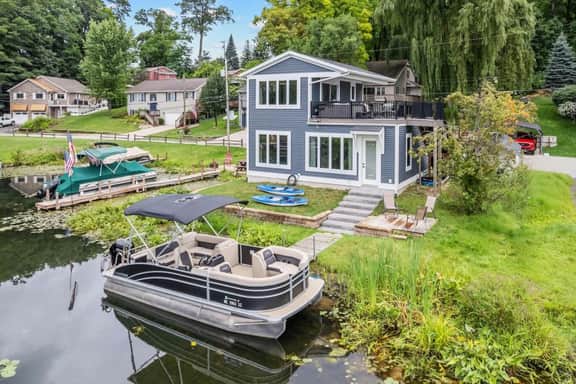 Cozy Lake Cottage: Chefs Kitchen, Deck & Hot Tub