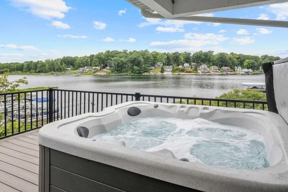 Cozy Lake Cottage: Chefs Kitchen, Deck & Hot Tub